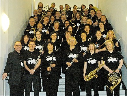 Das UHU-Orchester im Foyer der Clara-Schumann-Musikschule